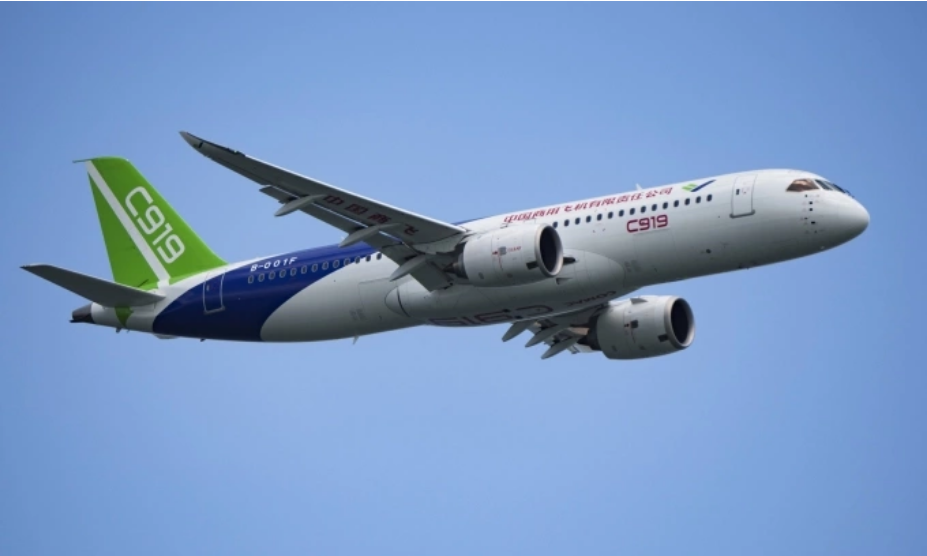 Máy bay C919 Trung Quốc biểu diễn tại Singapore Airshow 2024. Ảnh: AP