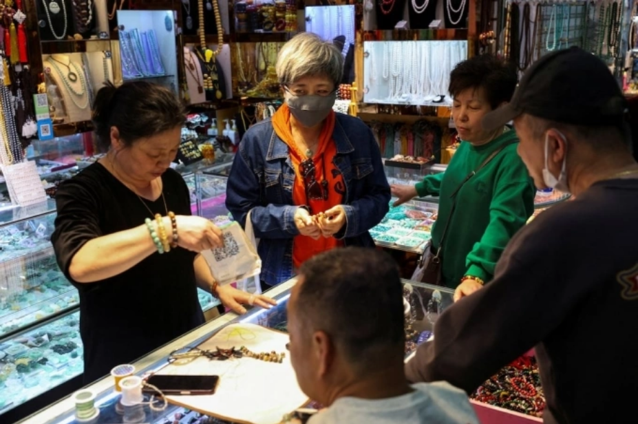 Người mua hàng trong một quầy trang sức tại Thượng Hải. Ảnh: Reuters