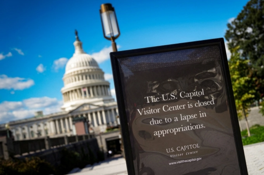 Thông báo Tòa nhà Quốc hội Mỹ tạm ngừng mở cho khách tham quan ngày 20/10/2025. Ảnh: Reuters