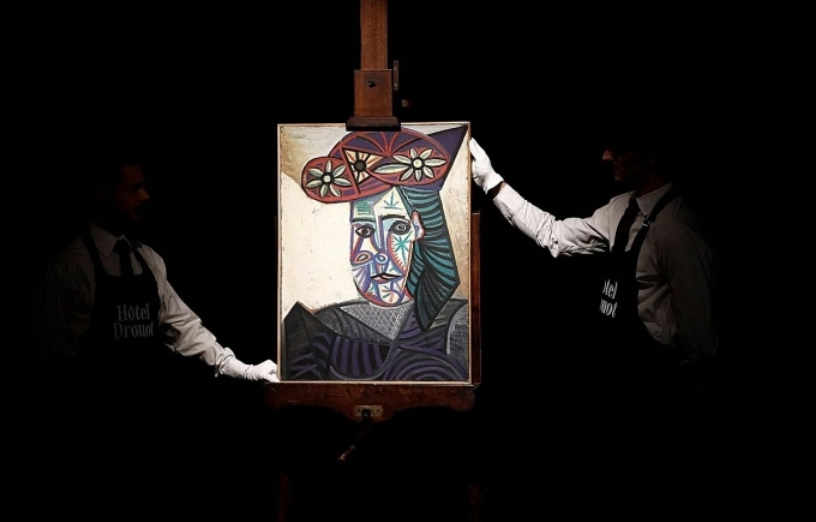 Tác phẩm Bust of a Woman in a Flowery Hat trong buổi trưng bày trước phiên đấu giá. Ảnh: Reuters