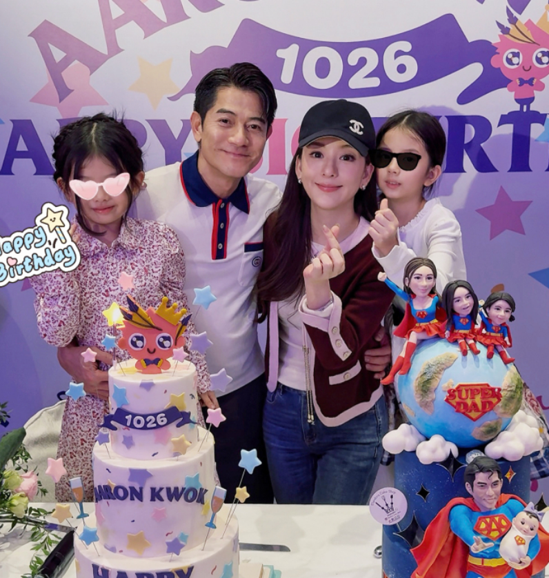 Quách Phú Thành bên vợ con. Ảnh: Weibo