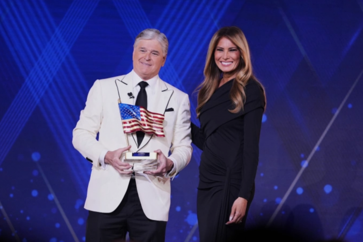 Đệ nhất phu nhân Mỹ Melania Trump trong lễ nhận giải Người yêu nước của năm tại Brookville, New York, hôm 6/11. Ảnh: AP