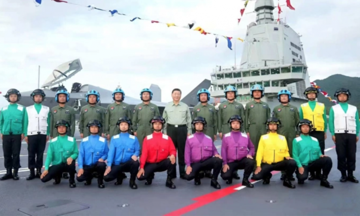 Chủ tịch Trung Quốc Tập Cận Bình cùng các thủy thủ và phi công trên tàu sân bay Phúc Kiến tại Tam Á, Hải Nam ngày 6/11. Ảnh: CCTV