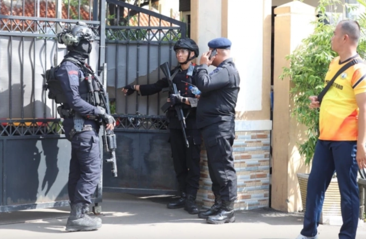 Lực lượng đặc nhiệm phong tỏa lối vào trường học ở quận Kelapa Gading, Jakarta ngày 7/11 sau vụ nổ. Ảnh: Kumparan News