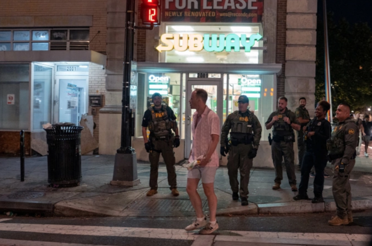 Sean Dunn sau khi ném sandwich vào lực lượng hành pháp liên bang ở Washington ngày 10/8. Ảnh: AFP