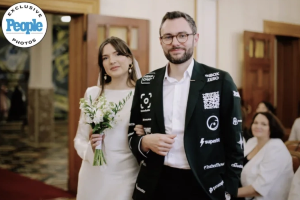 Dagobert Renouf và vợ tổ chức đám cưới tại thành phố Lille, Pháp hôm 25/10. Ảnh: Elina Aryukova