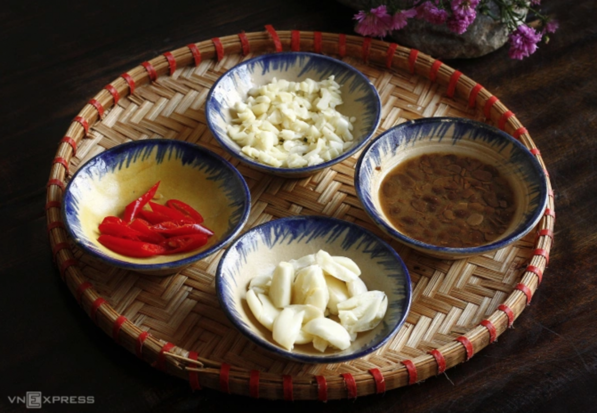 Nên chia tỏi làm hai phần, một để phi thơm, một cho vào món ăn sau. Ảnh: Bùi Thủy