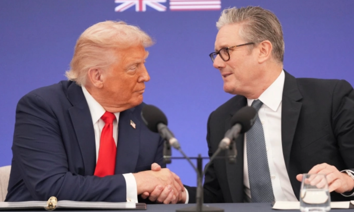 Tổng thống Mỹ Donald Trump (trái) và Thủ tướng Anh Keir Starmer tại sự kiện ở Aylesbury, Anh ngày 18/9. Ảnh: AP