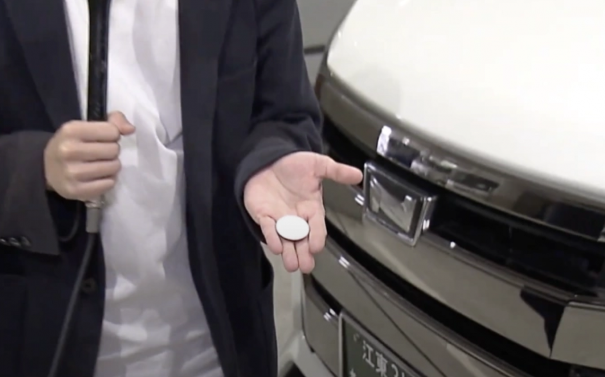 Những thiết bị dùng để gắn nên cặp sách, thú bông, chìa khóa được sử dụng trái phép để theo dõi. Nhiều thiết bị có cả chức năng ghi âm, ghi hình. Ảnh: Fnn