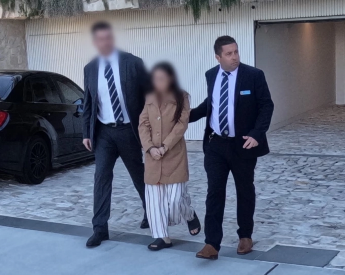 Cảnh sát Australia áp giải Anya Phan ngày 13/11 ở phía đông Sydney. Ảnh: NSW Police