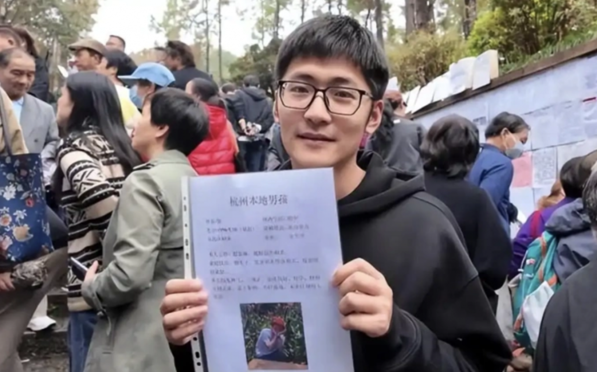 Pan Tianhong, 29 tuổi đi xem mắt tại một sự kiện ở công viên Hàng Châu, tháng 11/2025. Ảnh: World Journal