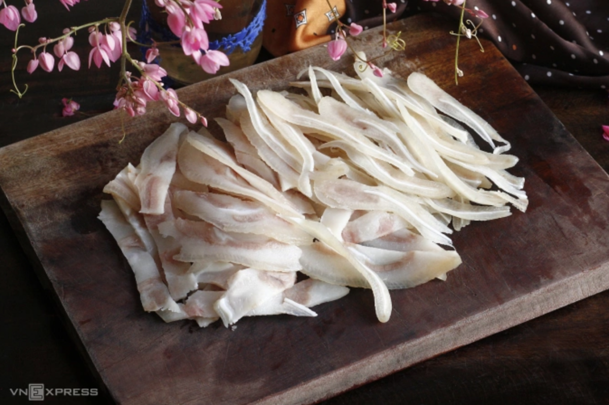 Tai heo luộc làm nem thính. Ảnh: Bùi Thủy