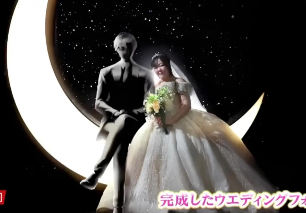 Cô dâu người Nhật Bản Kano chụp ảnh với chú rể AI. Ảnh: Đài phát thanh RSK Sanyo