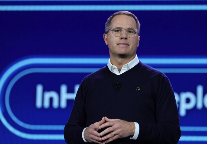 CEO Walmart Doug McMillon trong buổi họp báo vào tháng 1/2025. Ảnh NY Times