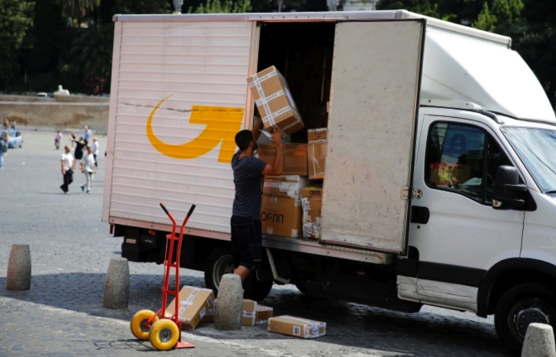 Hàng hóa được chất lên xe tại Rome (Italy). Ảnh: Reuters