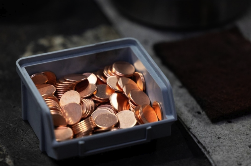 Các đồng xu trơn chuẩn bị được dập tại xưởng Philadelphia ngày 12/11. Ảnh: Reuters