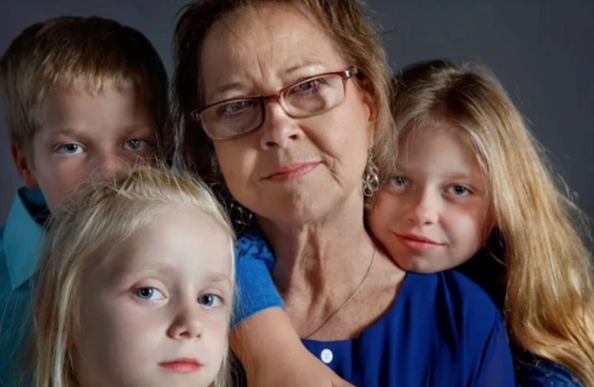 MaryBeth Lewis bên các con. Ảnh: Elinor Carucci