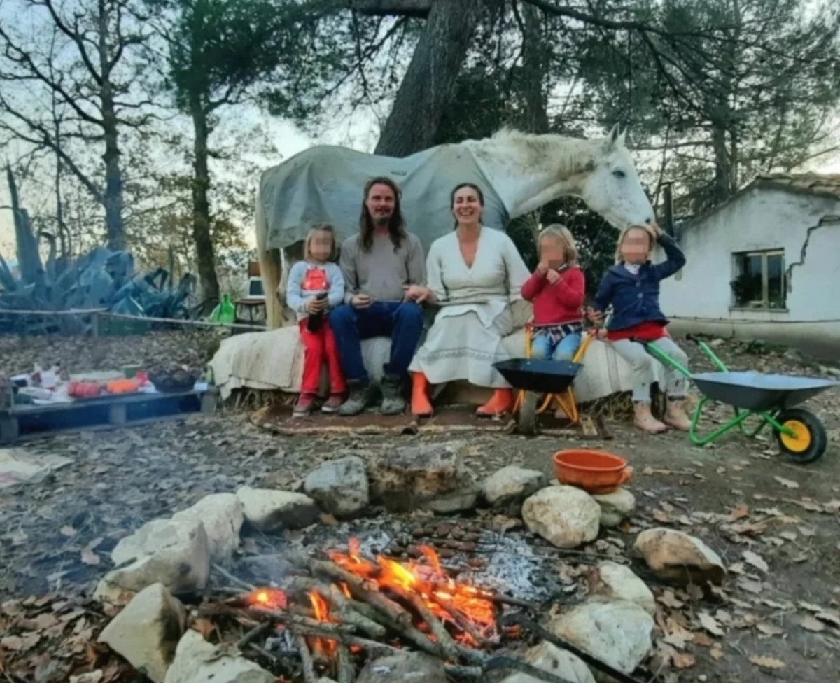 Vợ chồng Nathan Trevallion và Catherine Birmingham bên các con trong ngôi nhà của họ ở vùng núi Abruzzo, Italy. Ảnh: Catherine Birmingham