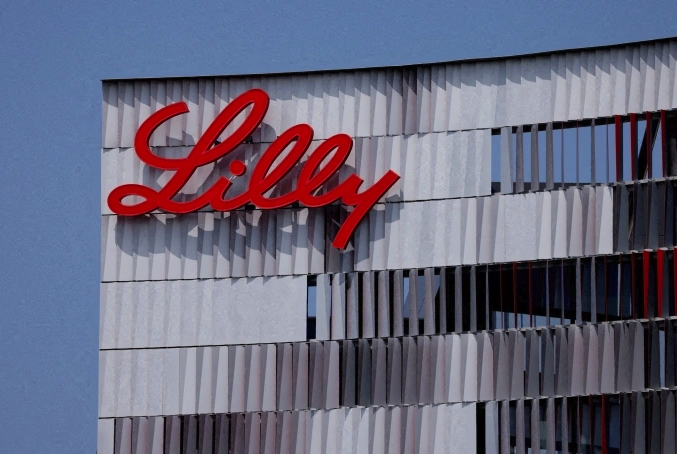 Logo bên ngoài trụ sở của Eli Lilly tại San Diego, California. Ảnh: Reuters