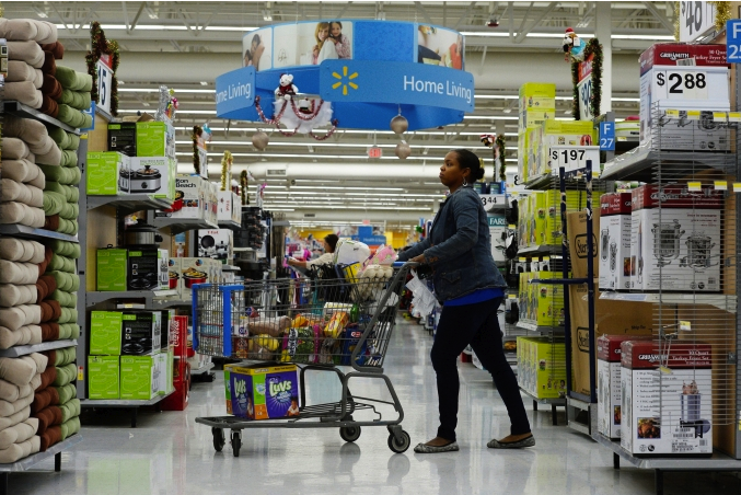 Khách mua sắm tại siêu thị Walmart ở Porter Ranch, Los Angeles, Mỹ. Ảnh: Reuters