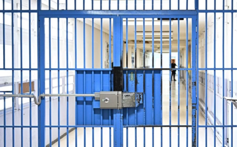 Người đàn ông 69 tuổi ở thị trấn Sainte-Rose, đảo Basse-Terre, cố tình phạm tội để được vào tù chăm sóc cháu trai đang thụ án. Ảnh minh họa: GABRIEL BOUYS