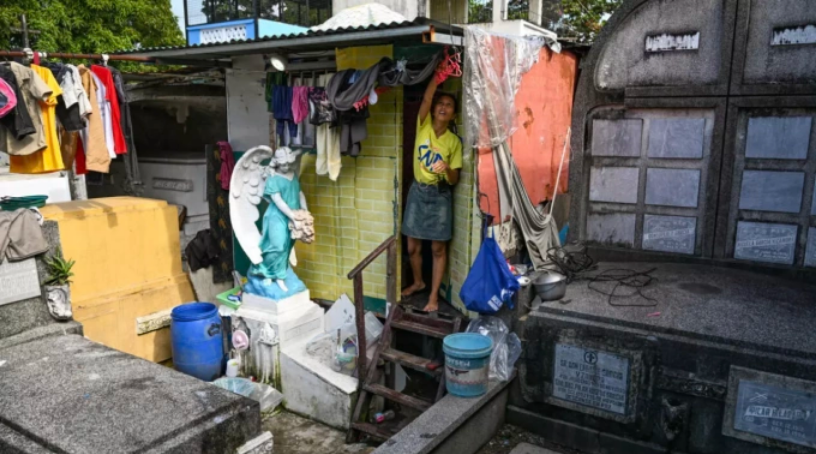 Khoảng 6.000 người dựng nhà tạm tại Nghĩa trang Phía Bắc Manila rộng 54 ha do tình trạng thiếu nhà ở và nghèo đói. Ảnh: STA ROSA
