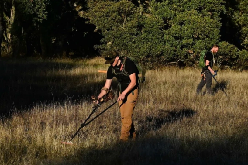 YouTuber Matt James (trái) và Cody Blanchard của Heritage Gold Rush (phải) dùng máy dò kim loại để phát hiện vàng ở Quận El Dorado, California, hôm 27/10. Ảnh: AFP