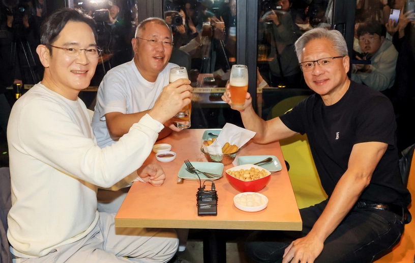 CEO Nvidia Jensen Huang, Chủ tịch Samsung Electronics Jay Y. Lee và Chủ tịch điều hành Hyundai Motor Group Euisun Chung nâng ly chúc mừng tại một nhà hàng gà rán ở Seoul, Hàn Quốc, ngày 30/10. Ảnh: Reuters