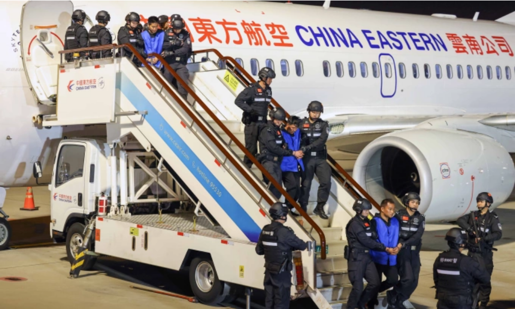 Cảnh sát Trung Quốc áp giải nghi phạm lừa đảo từ Myanmar xuống sân bay tại thành phố Côn Minh năm 2024. Ảnh: AFP