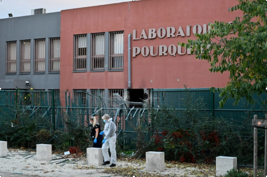 Cảnh sát thu thập chứng cứ tại hiện trường vụ cướp nhà máy luyện vàng ở Lyon ngày 30/10. Ảnh: AFP