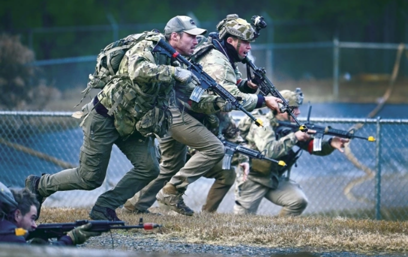 Quân nhân ứng tuyển vào biệt kích Lục quân Mỹ huấn luyện trên thao trường Trung tâm Tác chiến đặc biệt Lục quân John F. Kennedy, Bắc Carolina, vào tháng 10. Ảnh: US Army