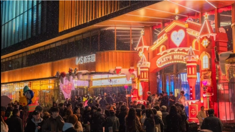 Giới trẻ vui chơi tại tổ hợp giải trí ban đêm INS New Paradise. Ảnh: NIS