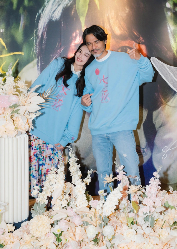 Vợ chồng Thư Kỳ ở lễ ra mắt phim. Ảnh: Sina