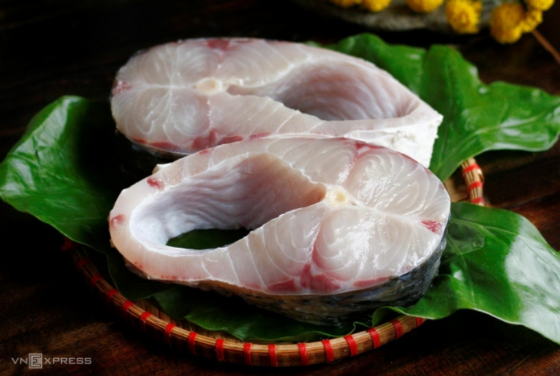 Cá nên rửa kỹ máu và phần đen trong bụng. Ảnh: Bùi Thủy