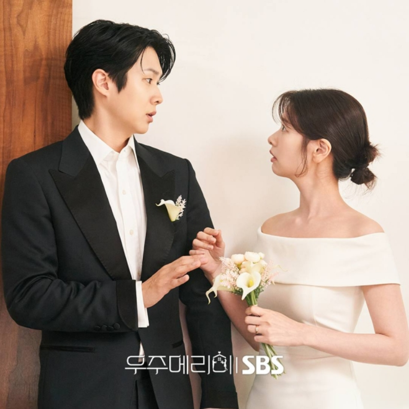 Diễn viên Choi Woo Sik (trái) và Jung So Min trong phân đoạn chụp ảnh cưới. Ảnh: SBS