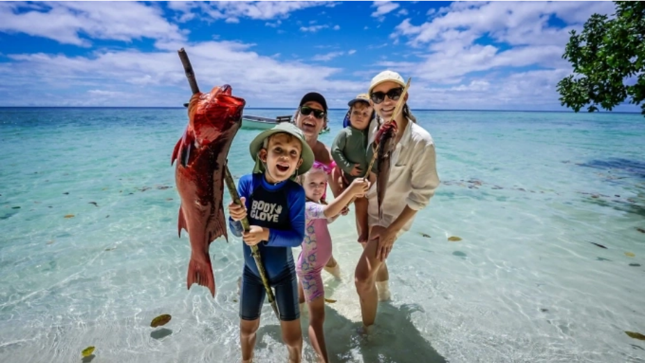 Vợ chồng Katie và các con trên đảo Uepi, thuộc quần đảo Solomon. Ảnh: Thatsfile