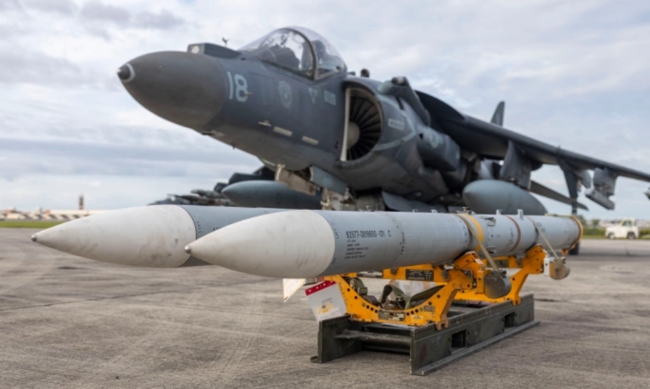 Tên lửa AIM-120 AMRAAM chuẩn bị được nạp vào chiến đấu cơ  AV-8B Harrier II tại căn cứ ở Bắc Carolina, Mỹ hồi tháng 8. Ảnh: US Marine