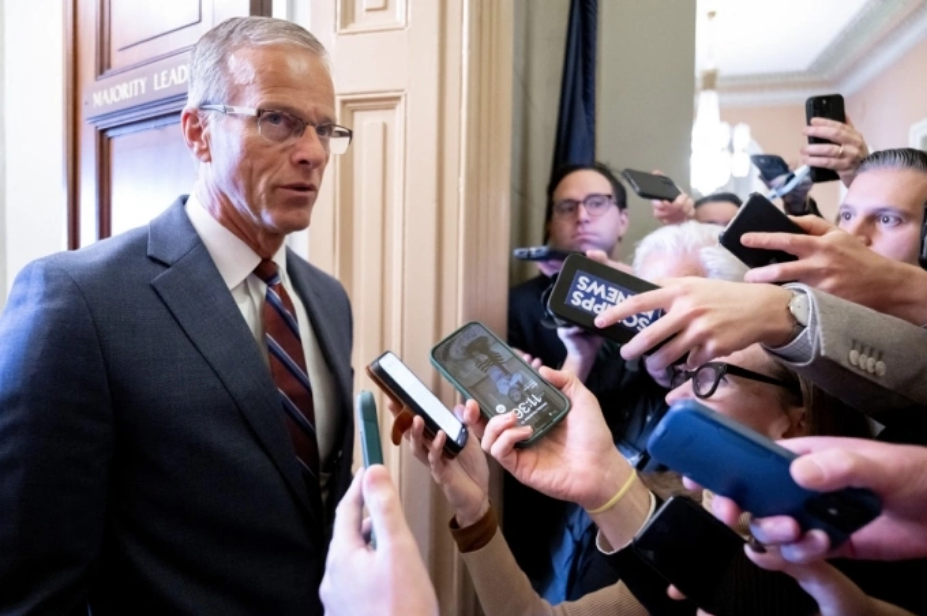 Lãnh đạo phe Cộng hòa tại Thượng viện John Thune trả lời phóng viên tại tòa nhà quốc hội ở thủ đô Washington ngày 10/11. Ảnh: AFP