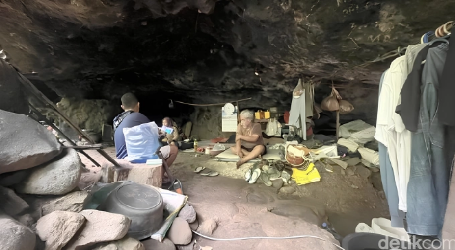 Ông Sudarmaji (phải) sống trong hang đá ở dãy núi Anjasmoro hơn 40 năm. Ảnh: Detik
