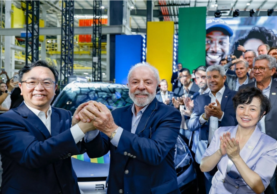 Tổng thống Brazil Luiz Inacio Lula da Silva (phải) cùng CEO BYD Vương Truyền Phúc (trái) tại sự kiện ra mắt xe năng lượng mới, ngày 13/11. Ảnh: BYD