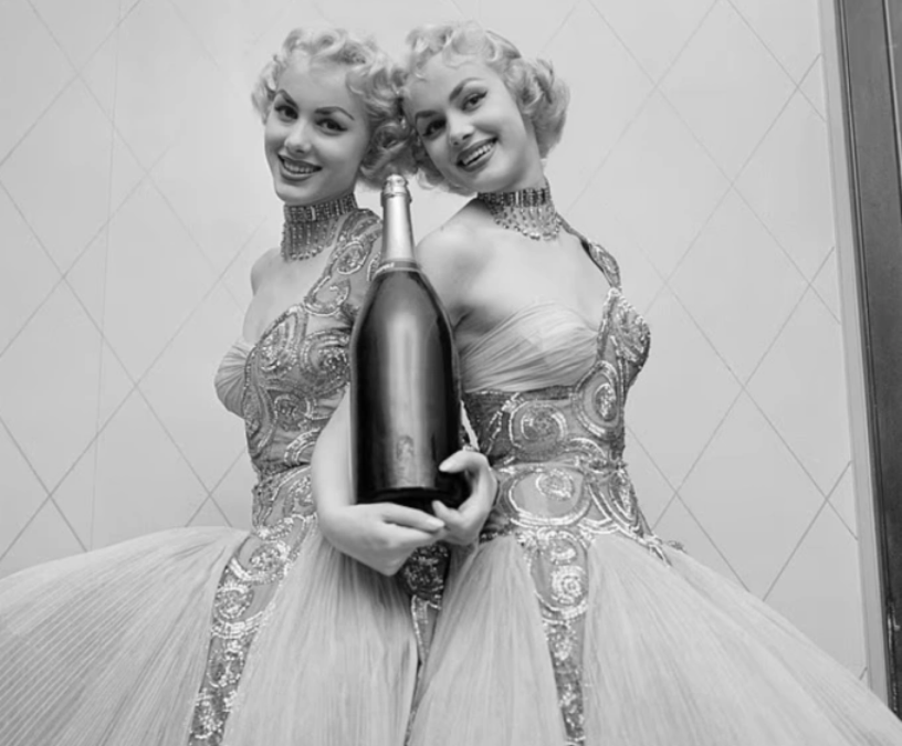 Cuộc đời cặp song sinh huyền thoại chọn ra đi cùng nhau ở tuổi 89