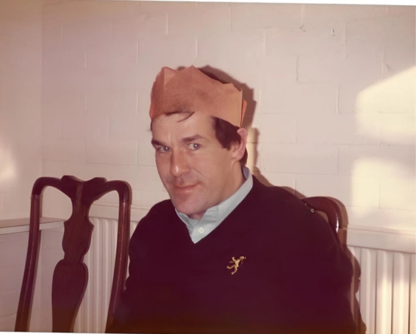 Ronnie Lockwood thưởng thức bữa tối Giáng sinh tại ngôi nhà mới của mình cùng Rob và Diane. Ảnh: Metro