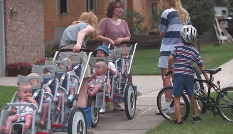 7 bé là Nathan, Brandon, Joel, Kenny Jr (trai) và Kelsey, Natalie, Alexis (gái) vào năm 1998. Ảnh: Daily Mail