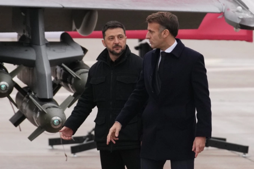 Tổng thống Pháp Emmanuel Macron (phải) và người đồng cấp Ukraine Volodymyr Zelensky tại căn cứ không quân Villacoublay gần Paris, Pháp ngày 17/11. Ảnh: AP