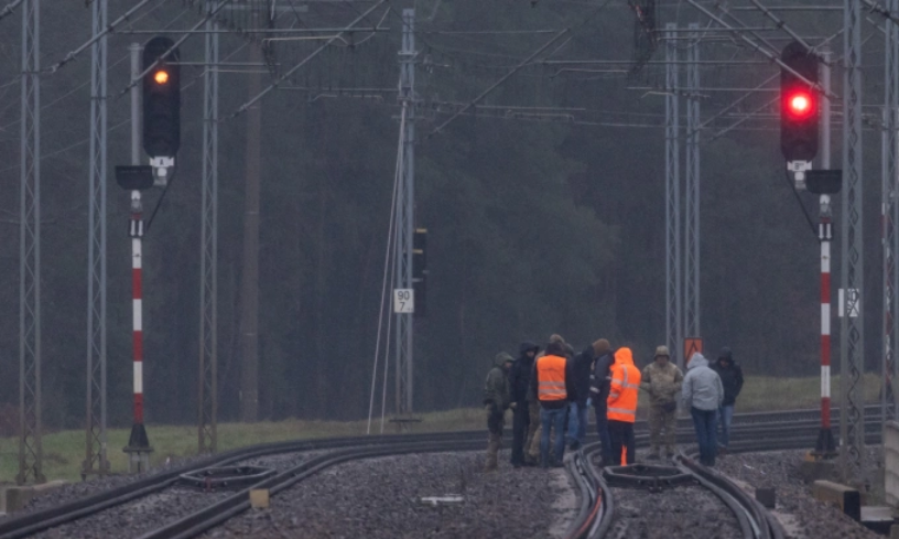 Điều tra viên làm việc tại đường ray bị vụ nổ làm hư hại ở làng Mika, miền trung Ba Lan hôm 17/11. Ảnh: AFP