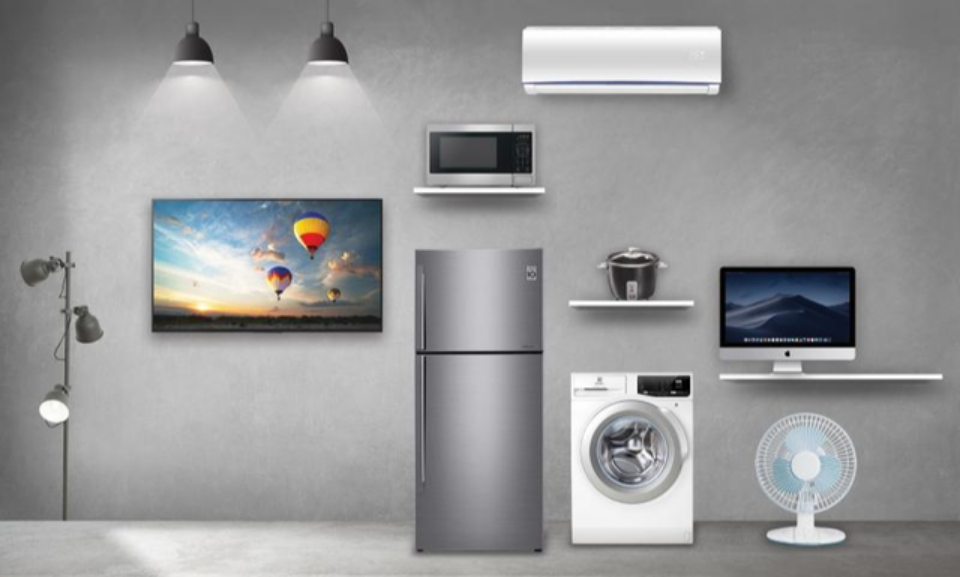 Các thiết bị điện tử khác, như TV, lò vi sóng và máy giặt, khi hoạt động cùng lúc với tủ lạnh, có thể gây ra nhiễu điện từ và tăng tải điện.