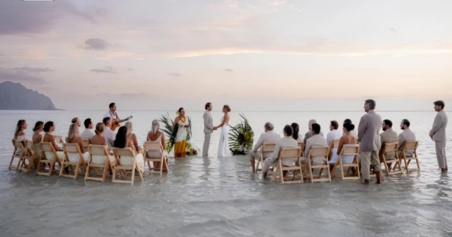 Đám cưới của cô dâu chú rể lúc bình minh giữa biển, hôm 21/6. Ảnh: instagram/cocolanigardens
