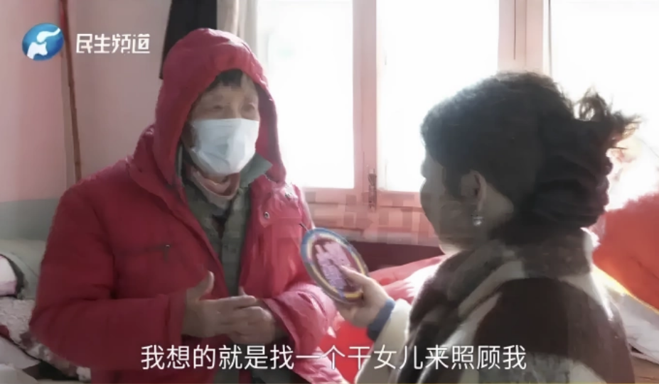 Bà Ma, ở Trịnh Châu lên sóng truyền hình Hà Nam tìm con gái nuôi để phụng dưỡng tuổi già, hôm 20/11. Ảnh: Worldjournal