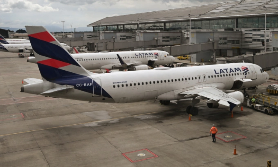 Máy bay của hãng LATAM tại thủ đô Bogota của Colombia hồi tháng 5. Ảnh: AFP