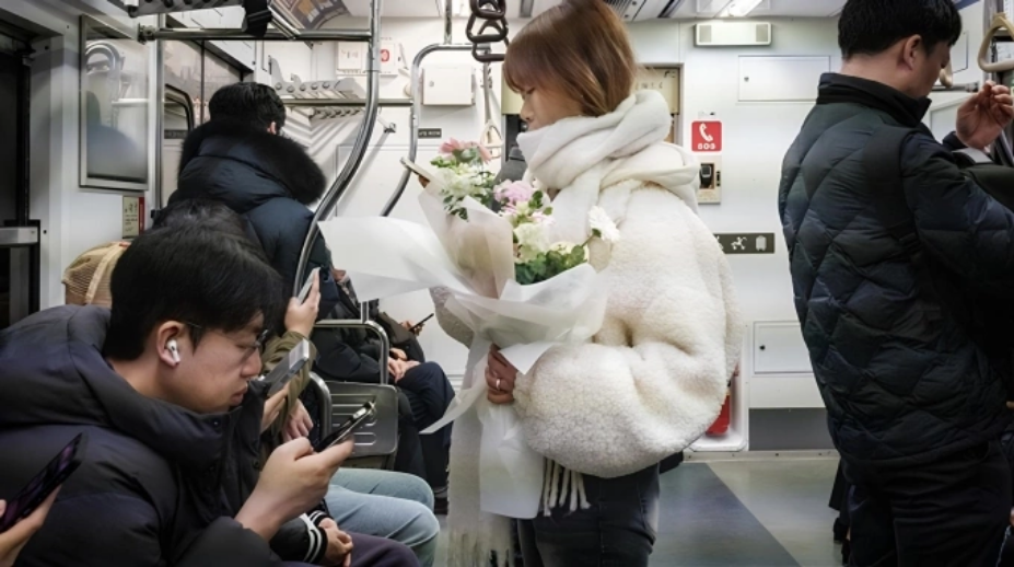 Người dân đi tàu điện ngầm ở Seoul, tháng 3/2025. Ảnh: AFP